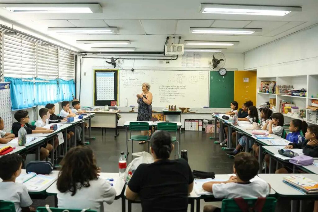 Carteira nacional do professor garante descontos e benefícios a partir de outubro; veja como se cadastrar 1 Carteira nacional do professor garante descontos e benefícios a professores a partir de outubro