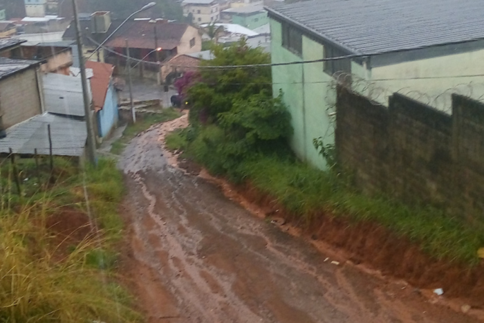 Um ano após denúncia, rua segue sem pavimentação no São Sebastião 1 Rua em Juiz de Fora segue sem pavimentacao apos um ano de denuncia2