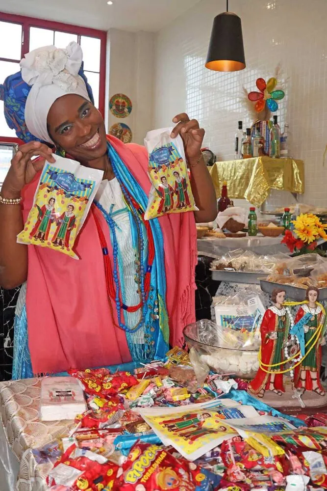 Saquinhos de doces e caruru: tradição de São Cosme e Damião resiste em Juiz de Fora