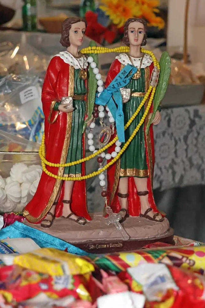 Saquinhos de doces e caruru: tradição de São Cosme e Damião resiste em Juiz de Fora