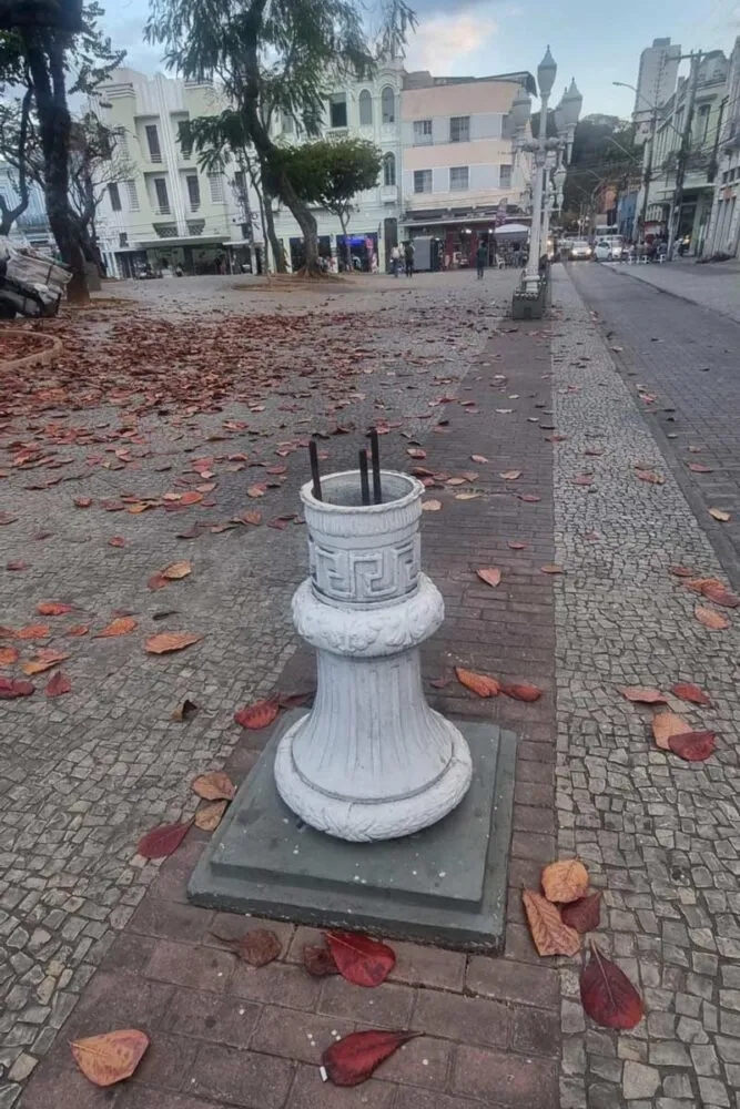 Poste de luz danificado na Praça da Estação gera insegurança 2 poste de luz danificado