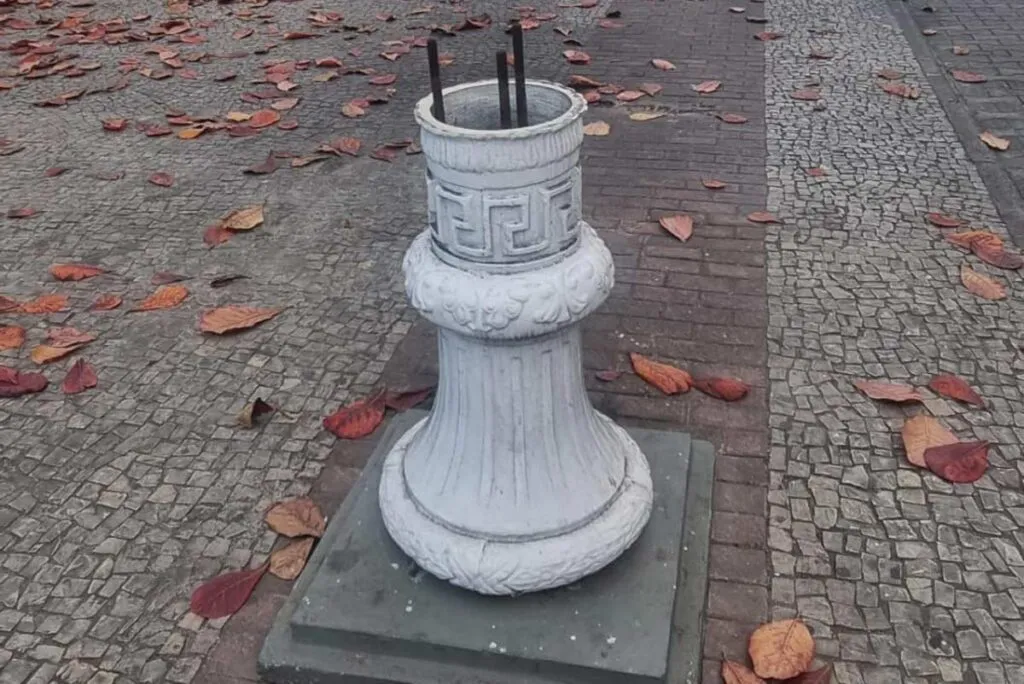 poste de luz danificado