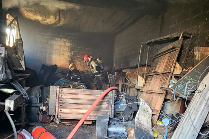 Oficina mecânica pega fogo no Bairro Vila Ozanan