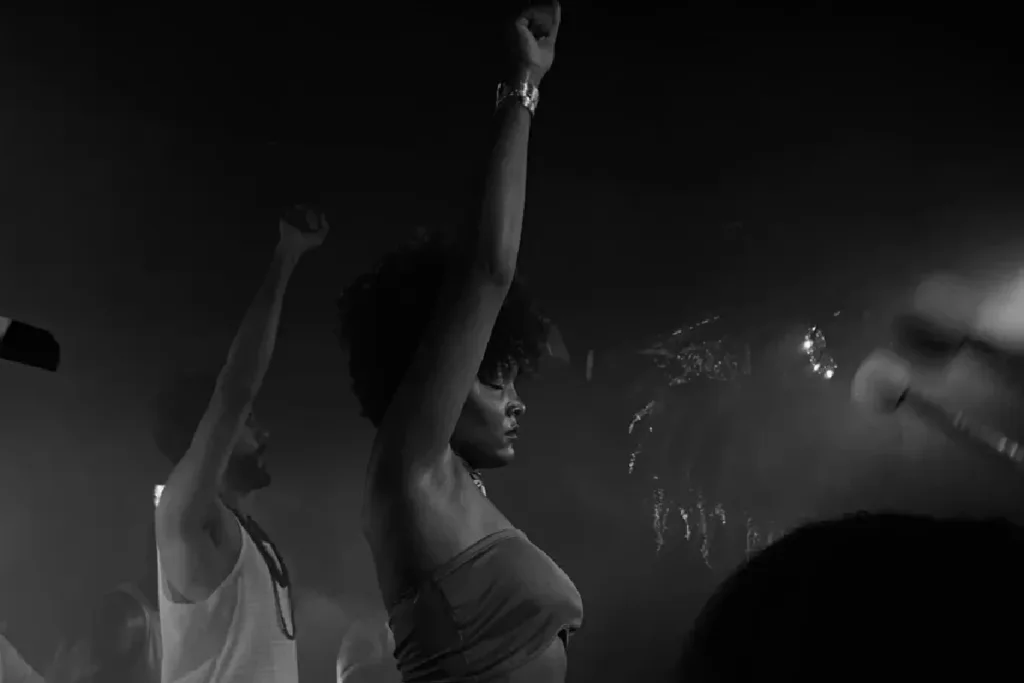 a medida que meu corpo danca com o medo ele tambem encontra os passos para se curar. um proces