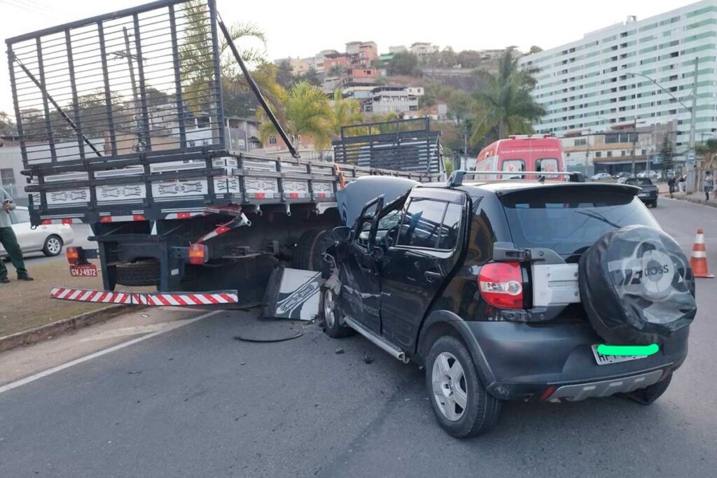 Mulher é encaminhada a hospital após acidente entre carro e caminhão em JF 1 acidente av jf by bombeiros