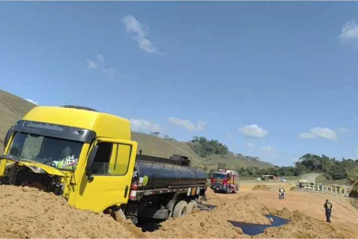 Caminhão desgovernado bate, e 13 mil litros de produto perigoso vazam em rodovia na região 2 acidente caminhão