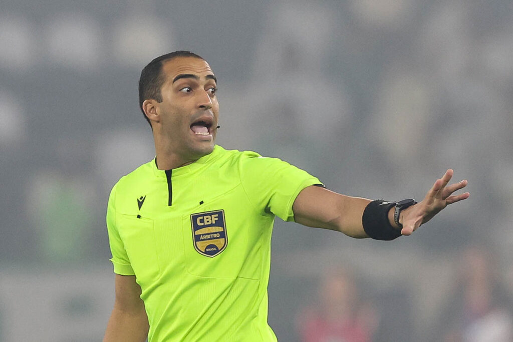 Relatório da CBF: arbitragem do Brasileirão acertou 82% dos lances polêmicos 1 arbitro brasileirao by cesar greco palmeiras editada