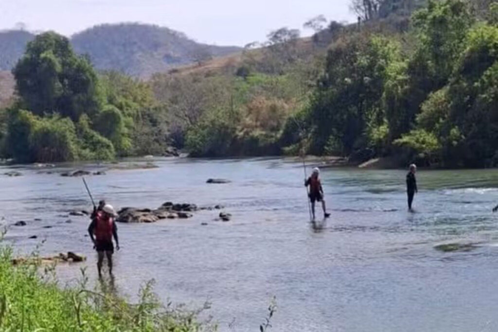 Bombeiros continuam buscas por jovem que caiu em cachoeira na região