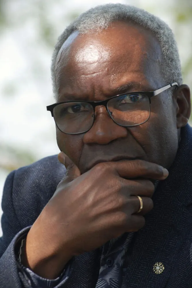 autores gabriel okundji