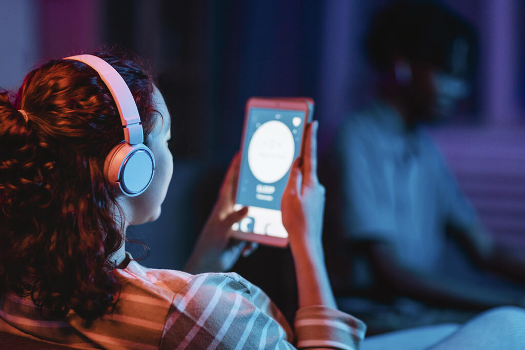 Brasil tem mais alunos em cursos a distância que em presenciais 1 back view woman home using headphones tablet
