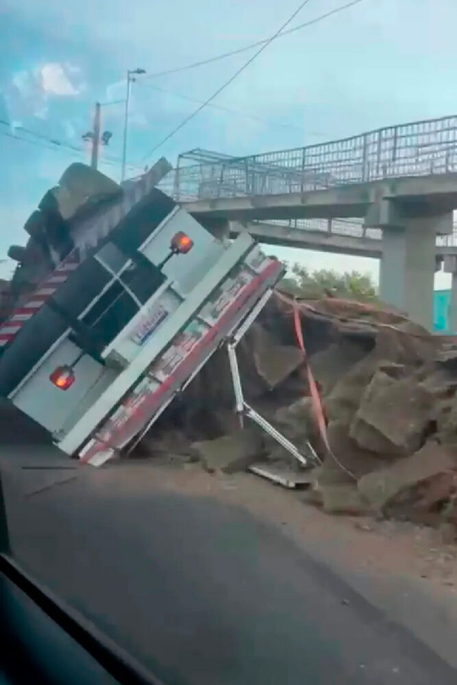 Caminhão perde o freio na BR-267 e tomba na Avenida JK 1 Caminhão tomba na Avenida JK