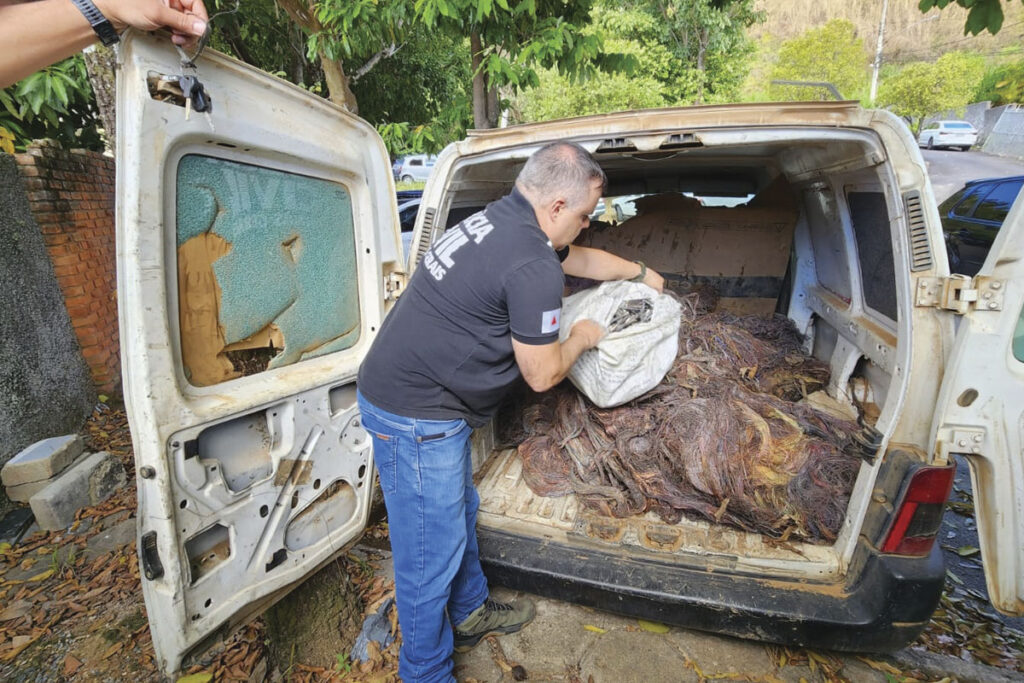 Dono de ferro-velho é preso com mais de uma tonelada de fios de cobre furtados 3 fios de cobre - maior apreensão