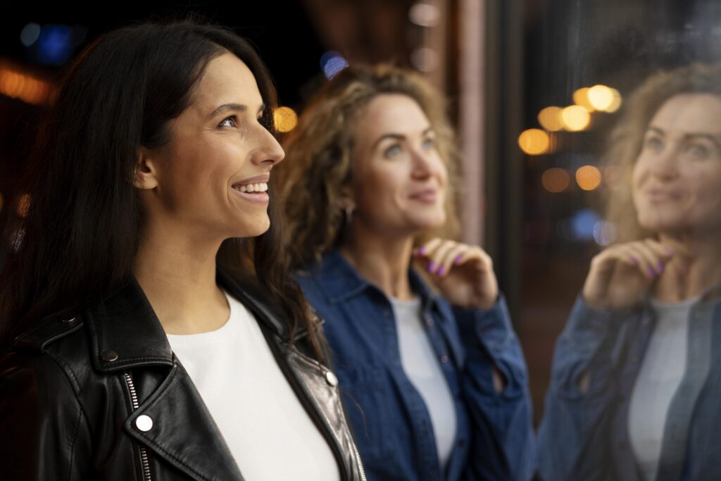 Liderança feminina: importância, desafios e perspectivas no Brasil 1 medium shot women hanging out together