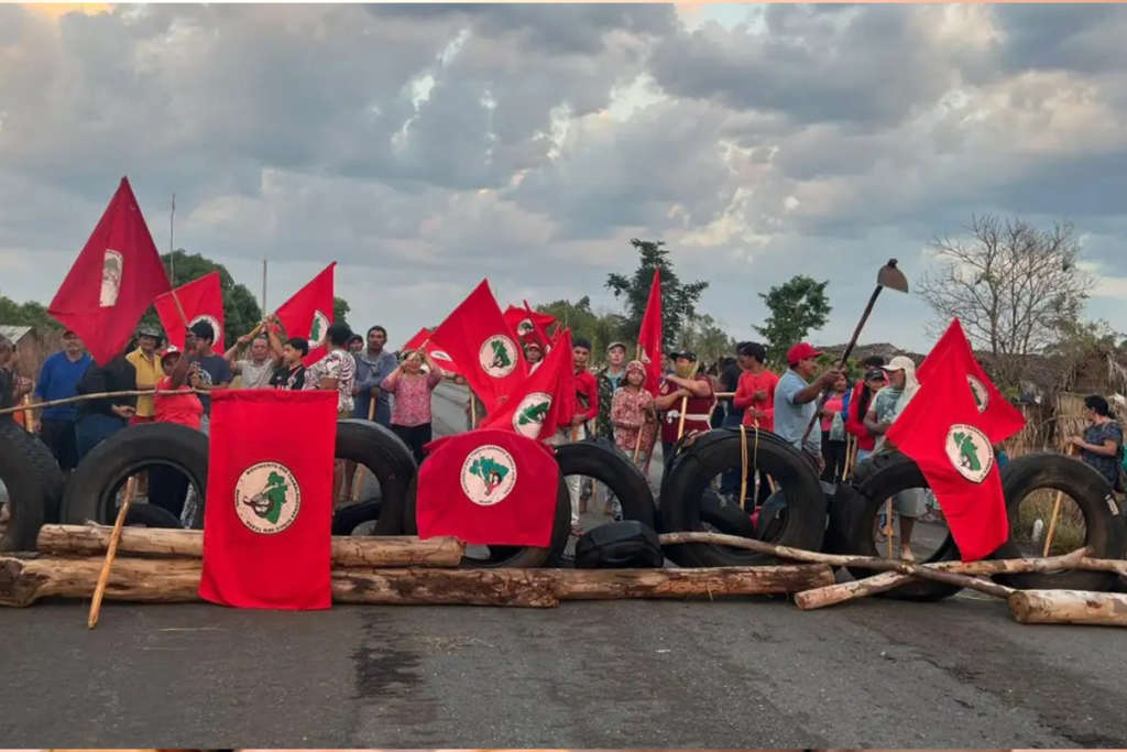 MST bloqueia rodovia e exige desapropriação 1 mst