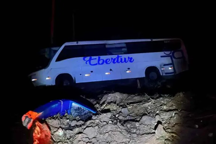 Ônibus de turismo capota e cai em ribanceira em Manhuaçu; 42 pessoas estavam no veículo