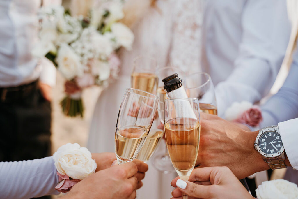 pessoas celebrando um casamento na praia editada