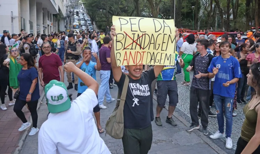 protesto nikolas pec da blindagem foto leonardo costa