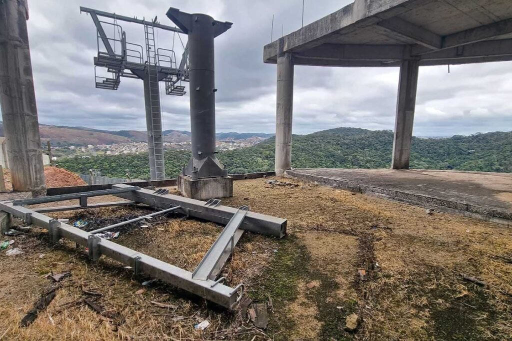 Com morosidade de UFJF e Prefeitura, comunidade se mobiliza para dar destinação a estação de teleférico inacabado