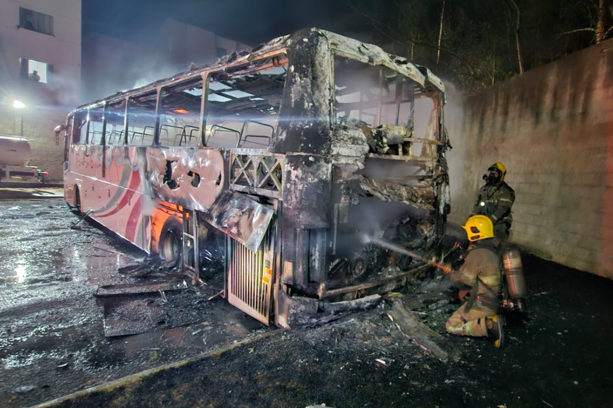 Ônibus é destruído por fogo em garagem de Matias Barbosa 2 ônibus