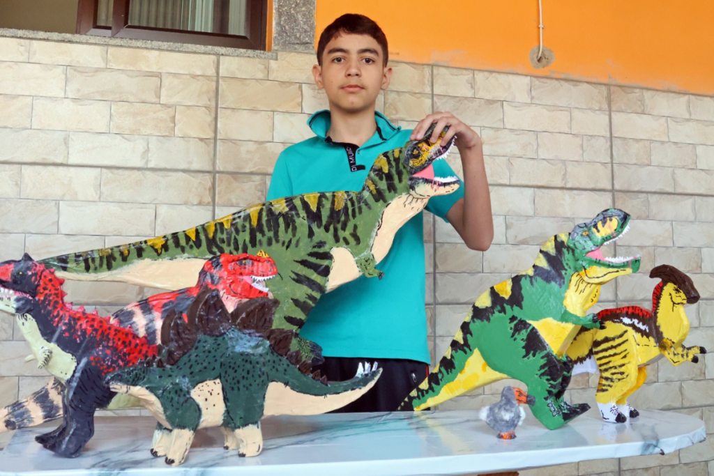 Garoto juiz-forano transforma talento em dinossauros de brinquedo feitos à mão