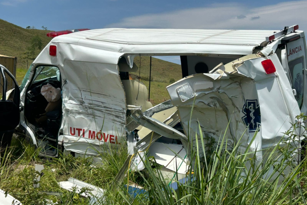 Contêiner se desprende de carreta e atinge ambulância na BR-116; quatro pessoas ficam feridas 1 Acidente na BR 116 Silvan Alves