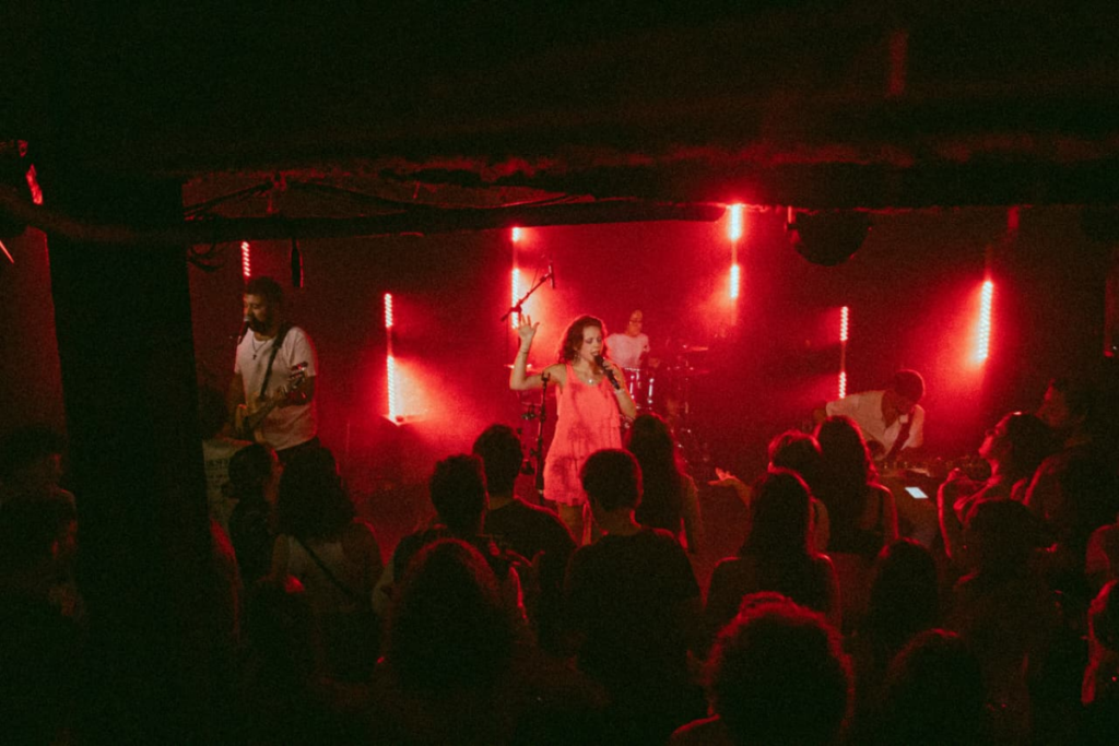 Tributo revive as eras de Taylor Swift em noite de Halloween no Beco 1 Banda Blank Space Divulgacao
