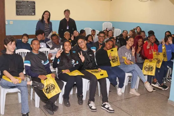 Alunos da Escola Municipal Áurea Bicalho recebem jornalistas da Tribuna 2 escola
