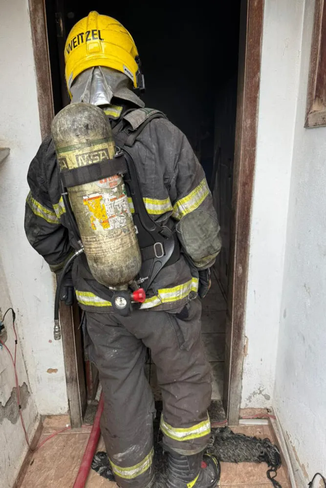Casa pega fogo após morador se esquecer de cigarro aceso perto da cama 3 FOGO BOMBEIRO