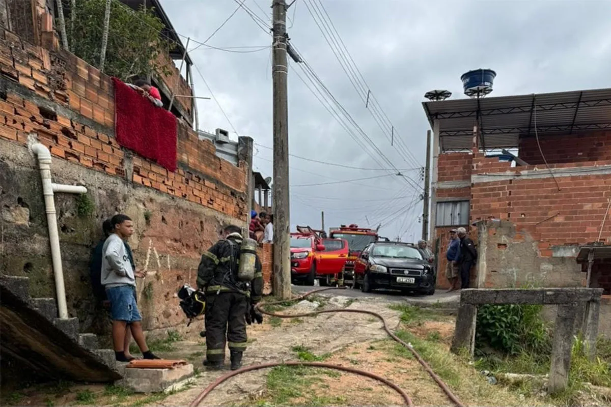 Casa pega fogo após morador se esquecer de cigarro aceso perto da cama 4 FOGO CASA -