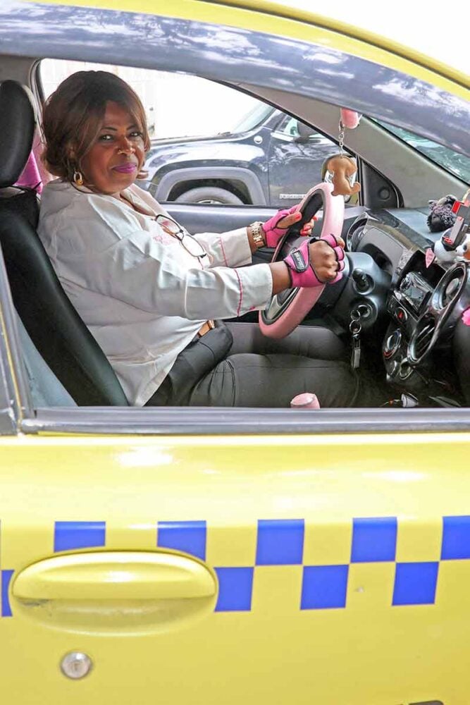 Taxista de Juiz de Fora decora táxi com pelúcias e cria laço com passageiros e pets 2 PET TAXI FOTO LEONARDO COSTA 03