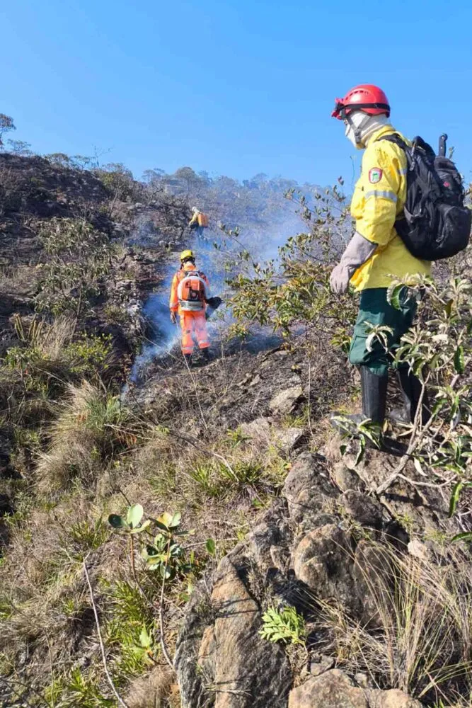 Bombeiros, brigadistas e aeronaves são empenhados no combate a incêndio na Serra de São José; veja vídeo e fotos