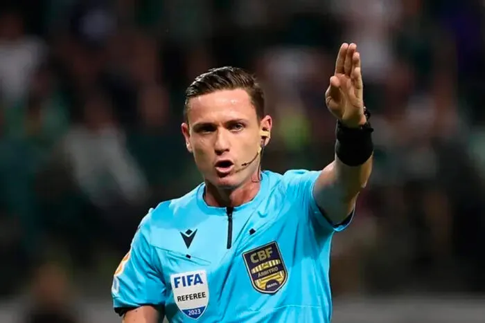 Diretor do Flamengo critica arbitragem e aponta suspeitas de favorecimento ao Palmeiras 2 Diretor do Flamengo critica arbitragem e aponta suspeitas de favorecimento ao Palmeiras