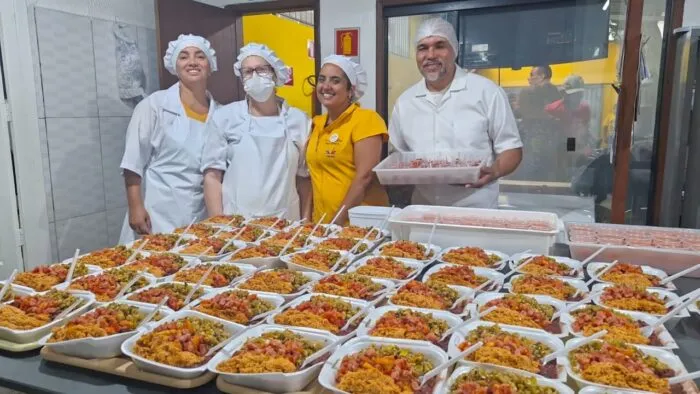 Novo fórum une cozinhas solidárias e apoia pessoas vulneráveis em Juiz de Fora 4 Roberta de amarelo Cozinha solidaria Divulgacao