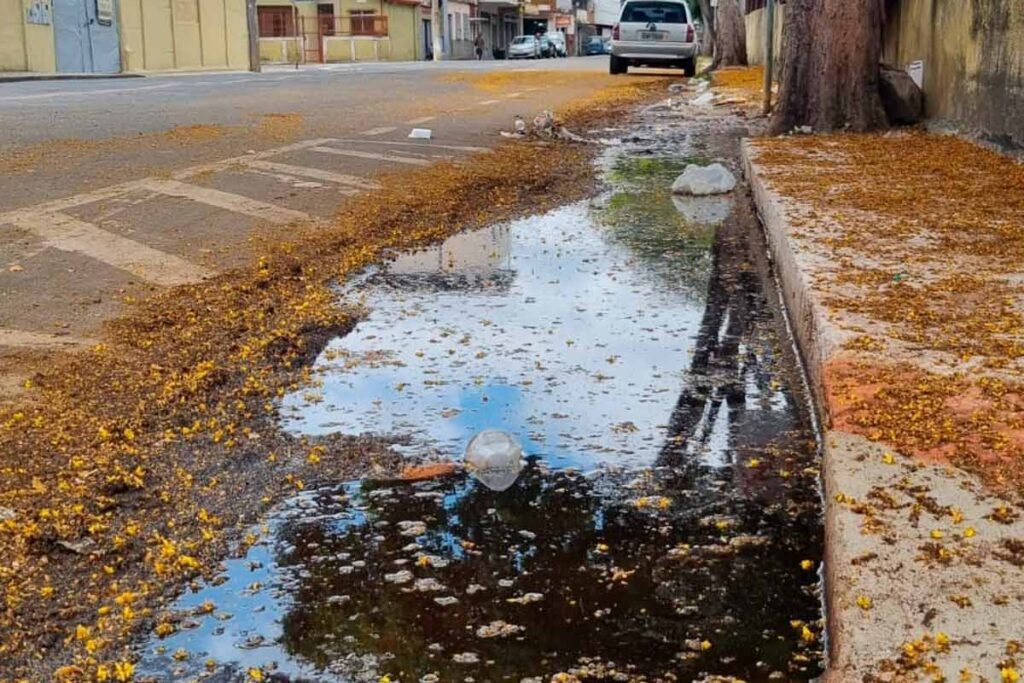 Acúmulo de água no Poço Rico preocupa população com a chegada do período chuvoso 2 VU-CAPA-ÁGUA-POÇO-RICO