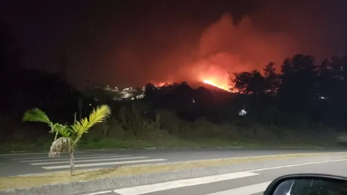 Serra de São José: incêndio chega ao 4º dia, mas bombeiros esperam extinguir o fogo ainda nesta quarta 3 WhatsApp Image 2025 10 08 at 09.16.20