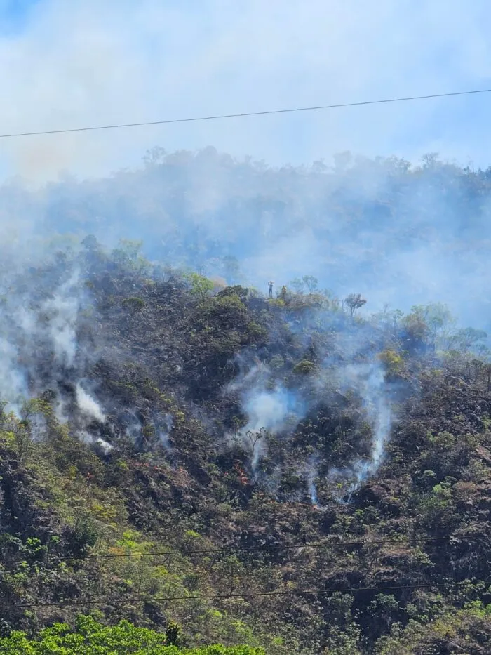 Serra de São José: incêndio chega ao 4º dia, mas bombeiros esperam extinguir o fogo ainda nesta quarta 4 Serra de São José