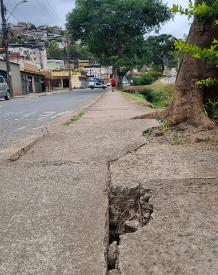 Calçada danificada oferece risco a pedestres no Bairro Linhares 2 WhatsApp Image 2025 10 08 at 10.56.49