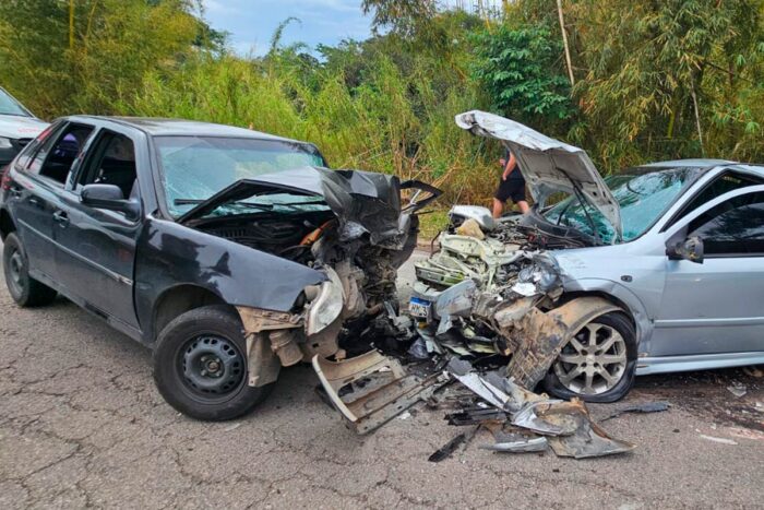Acidente com três carros deixa cinco feridos em Coronel Pacheco