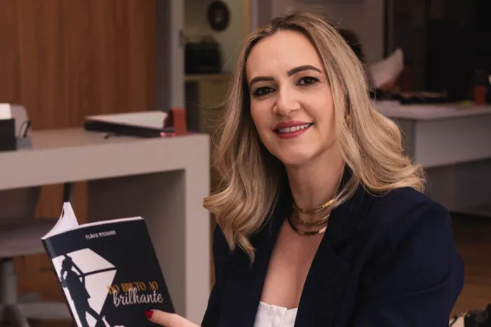 Empresária mineira lança livro em comemoração aos 26 anos de carreira 2 WhatsApp Image 2025 10 23 at 19.16.33 site