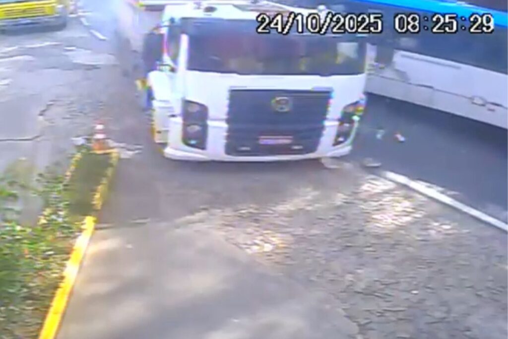 VÍDEO: Câmera flagra momento da colisão entre ônibus e carreta 1 VÍDEO: Câmera flagra momento da colisão entre ônibus e carreta