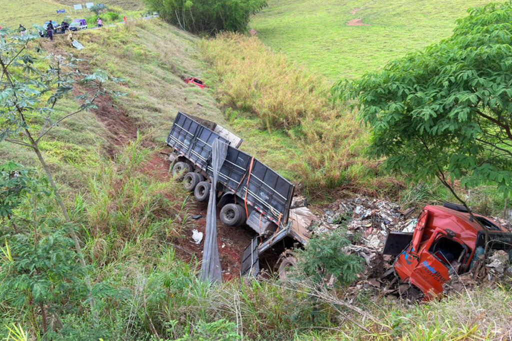 Motorista é lançado para fora de carro e morre em acidente na BR-267 2 acidente na BR-267