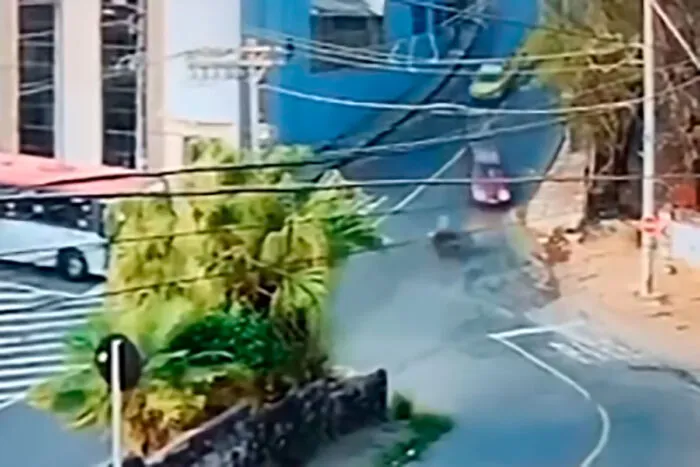 Motociclista morre em acidente com carro em frente ao Hospital Aragão 2 Motociclista morre em acidente em frente ao Hospital Aragão