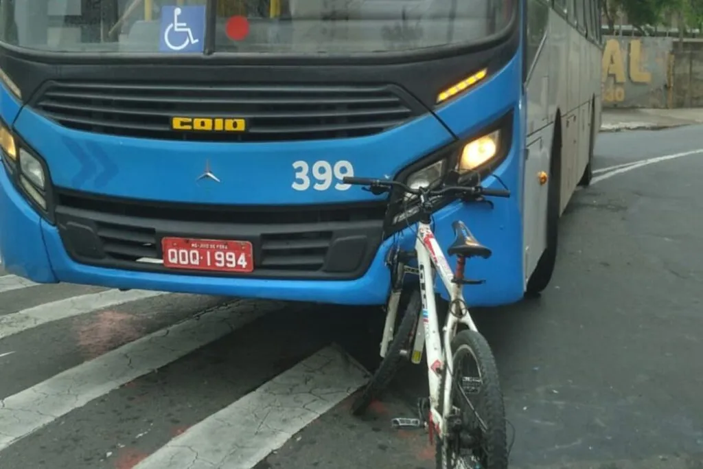 Ciclista fica ferido após colidir com ônibus