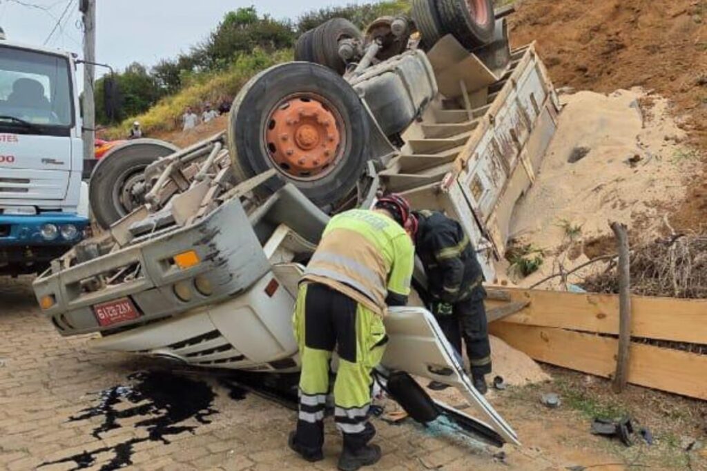 Condutor de caminhão morre após perder controle e capotar com veículo 2 Condutor de caminhão morre após perder controle e capotar com veículo