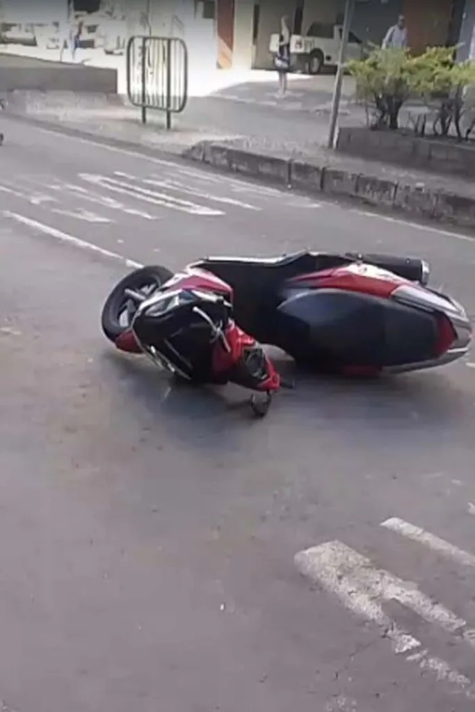 Acidente envolvendo moto ocorre na Avenida Itamar Franco 2 Acidente envolvendo moto ocorre na Avenida Itamar Franco