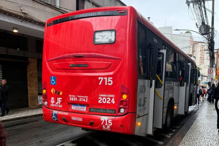 Idosa é atropelada por ônibus no Centro; outro caso foi registrado nesta quinta em Juiz de Fora 2 acidente onibus centro