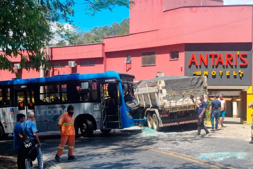 13 pessoas feridas: acidente entre ônibus e carreta interdita União Indústria em Juiz de Fora 1 VÍDEO: Caminhão derrama resíduo na pista antes de acidente com ônibus