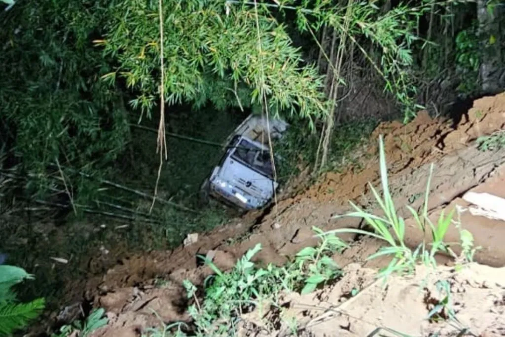 Motorista fica ferido após caminhão carregado com areia cair em ribanceira no Graminha