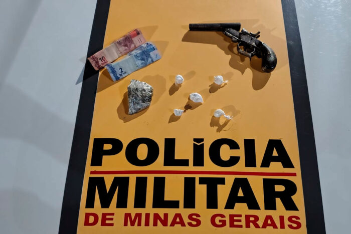 Jovem é flagrado com drogas e arma dentro de táxi a caminho de Torreões 1 arma e drogas apreendidas com jovem