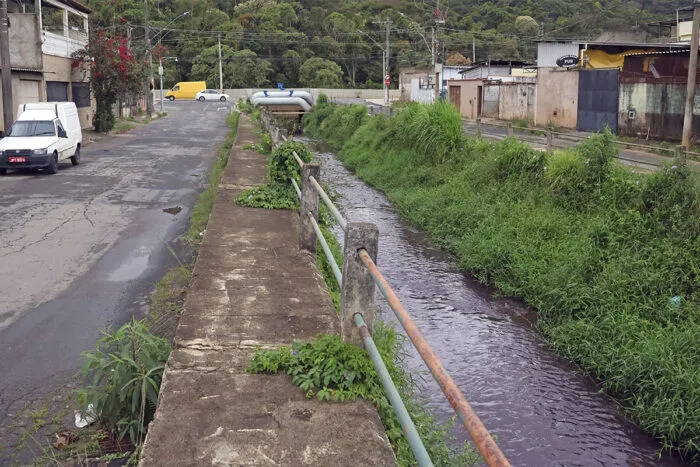 Com histórico de enchentes, moradores do Bairro Industrial temem próximas chuvas 8 enchentes no Bairro Industrial